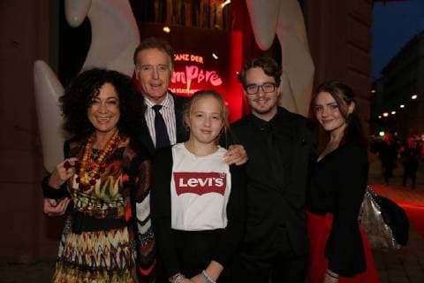 Premiere TANZ DER VAMPIRE Wien, Ronacher, 30. 09. 2017 Barbara WUSSOW, Albert FORTELL mit Kinder
