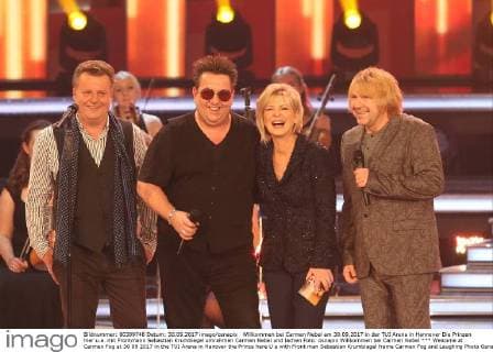 Willkommen bei Carmen Nebel am 30.09.2017 in der TUI Arena in Hannover Die Prinzen hier u.a. mit Frontmann Sebastian Krumbiegel umrahmen Carmen Nebel und lachen Foto: osnapix Willkommen bei Carmen Nebel *** Welcome at Carmen Fog at 30 09 2017 in the TUI Arena in Hanover the Prince here U a with Front man Sebastian Krumbiegel frame Carmen Fog and Laughing Photo Osnapix Welcome at Carmen Fog MH