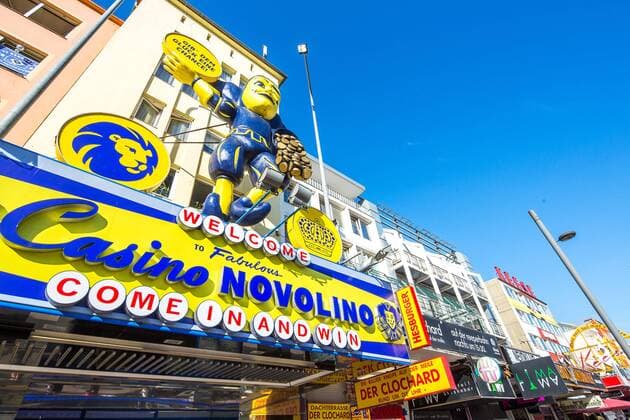 Hamburger Reeperbahn Hamburg, Hamburger, Europa, europe, Norddeutschland, norddeutsch, Hansestadt, germany, Deutschland, Aussenaufnahme, draussen, tagsueber, Stadt, city, norddeutsche, Reeperbahn auf St. Pauli, Strasse, street, red light district, Rotlichtviertel, Kneipenviertel, Stadtviertel, Viertel, Bezirk, Kneipenviertel, Rotlichtbezirk, Casino, Gluecksspiel, Spielhalle, Spielhallen, Kasino, HOCHxZWEIxSTOCK HenningxAngerer