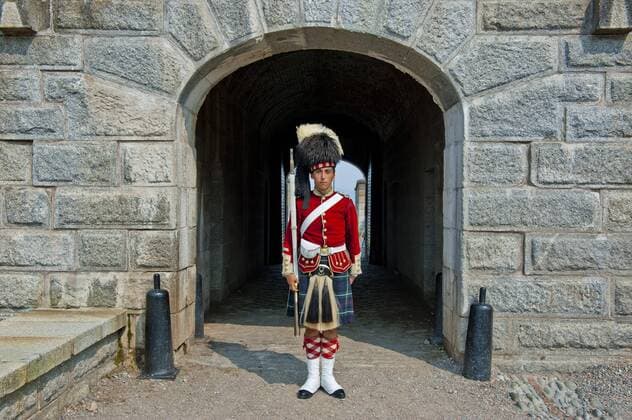 Traditionell gekleideter Wächter, Fort George, Citadel Hill, Halifax, Nova Scotia, Kanada, Nordamerika *** traditional dressed Watchman Progress George Citadel Hill Halifax Nova Scotia Canada North America Copyright: imageBROKER MichaelxRunkel iblrun04565670.jpg