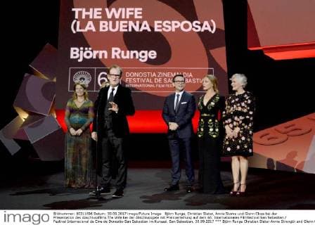 Björn Runge, Christian Slater, Annie Starke und Glenn Close bei der Präsentation des Abschlussfilms The Wife bei der Abschlussgala mit Preisverleihung auf dem 65. Internationalen Filmfestival San Sebastian Festival Internacional de Cine de Donostia-San Sebastian im Kursaal. San Sebastian, 30.09.2017
