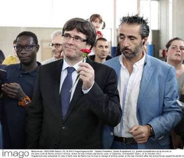 Catalan President, Carles Puigdemont (L), greets sympathizers as he arrives to the Sant Julià de Ramis school in Girona, where he was initially planned to vote, in Catalonia, northeastern Spain, on 01 October 2017. Puigdemont was scheduled to vote in Sant Julia de Ramis but he had to change of polling center at the last moment after the police forces seized the ballot boxes set for the Catalan independence referendum. Meanwhile, National Police officers and Civil guards have been deployed to prevent the people from entering to the polling centers and vote in the Catalan independence referendum, that has been banned by the Spanish Constitutional Court. The police action has provocked clashes between pro-independence people and the police forces. Catalan independence referendum !ACHTUNG: NUR REDAKTIONELLE NUTZUNG!  Copyright: xAndreuxDalmaux GRA151 20171001-636424593095765841