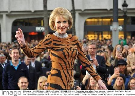 Themen der Woche Jane Fonda walks the runway at L Oreal Fashion Show on the Champs Elysees in Paris, France, on October 01, 2017. Photo by Favier E-PRESSPHOTO.COM Jane Fonda Paris France  551588