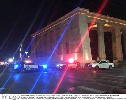 Bilder des Tages (171002) -- LAS VEGAS, Oct. 2, 2017 -- Police vehicles are seen near the site of shooting in Las Vegas, the United States, Oct. 2, 2017. At least 50 people were killed and over 200 others wounded in a mass shooting at a concert Sunday night outside of the Mandalay Bay Hotel in Las Vegas in the U.S. state of Nevada. ) (djj) U.S.-LAS VEGAS-SHOOTING HuangxChao 