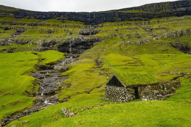 Grasstop roof house before a waterfall, Saksun, Streymoy, Faroe Islands, Denmark, Europe Copyright: MichaelxRunkel 1184-1906