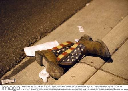 Themen der Woche Bilder des Tages Oct 1, 2017 - Las Vegas, Nevada, U.S. - A pair of cowboy boots is shown in the street outside the concert venue after a mass shooting at a music festival on the Las Vegas Strip Sunday, Oct. 1, 2017. At least 58 people died in the shooting and 515 people were injured Sunday night. The shooting has become the deadliest in modern U.S. history. The suspect, 64-year-old Stephen Paddock, was found dead in his Mandalay Bay hotel room. Las Vegas U.S. - ZUMAl154 20171002_rua_l154_927 Copyright: xStevexMarcus LasxVegasxSunx