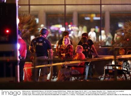 Bilder des Tages Oct 2, 2017 - Las Vegas, Nevada, U.S. - People wait in a medical staging area, after a mass shooting during a music festival Sunday. At least 58 people died in the shooting and 515 people were injured Sunday night. The shooting has become the deadliest in modern U.S. history. The suspect, 64-year-old Stephen Paddock, was found dead in his Mandalay Bay hotel room. Las Vegas U.S. - ZUMAl154 20171002_rua_l154_928 Copyright: xStevexMarcus LasxVegasxSunx