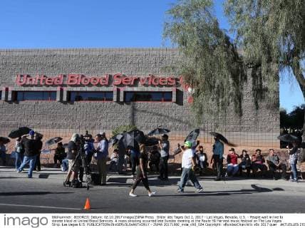 Bilder des Tages Oct 2, 2017 - Las Vegas, Nevada, U.S. - People wait in line to donate blood at United Blood Services. A mass shooting occurred late Sunday evening at the Route 91 Harvest music festival on The Las Vegas Strip. Las Vegas U.S.  - ZUMA 20171002_mda_c98_024 Copyright: xRondaxChurchillx