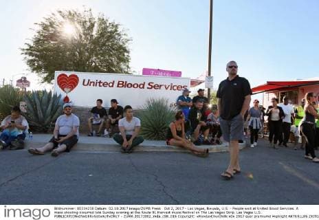 Oct 2, 2017 - Las Vegas, Nevada, U.S. - People wait at United Blood Services. A mass shooting occurred late Sunday evening at the Route 91 Harvest music festival on The Las Vegas Strip. Las Vegas U.S.  - ZUMA 20171002_mda_c98_015 Copyright: xRondaxChurchillx