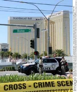 Themen der Woche Bilder des Tages Many firearms found after Las Vegas mass shooting Police officers patrol near the site of the previous day s mass shooting at the Route 91 Harvest Country Music in Las Vegas, Nevada on Oct. 2 2017. Seen in the background is the Mandalay Bay Resort and Casino from where the attacker opened fire before police officers stormed in. 