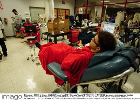 Bilder des Tages LAS VEGAS, NV - OCTOBER 02: Las Vegas residents donate blood at United Blood Services in Northwest Las Vegas, NV on October 2, 2017, after a mass shooting at the Route 91 Harvest Festival near Mandalay Bay on October 1, 2017, in Las Vegas, NV. (Photo by Doug Kranz Icon Sportswire)
