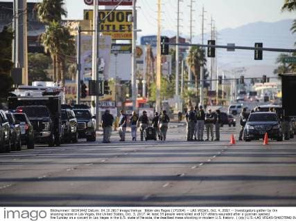 Bilder des Tages (171004) -- LAS VEGAS, Oct. 4, 2017 -- Investigators gather by the shooting scene in Las Vegas, the United States, Oct. 3, 2017. At least 59 people were killed and 527 others wounded after a gunman opened fire Sunday on a concert in Las Vegas in the U.S. state of Nevada, the deadliest mass shooting in modern U.S. history. ) (zjy) U.S.-LAS VEGAS-SHOOTING-INVESTIGATION WangxYing 