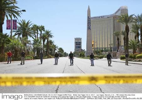 Bilder des Tages Oct 3, 2017 - Las Vegas, Nevada, U.S. - FBI sweep the area close to a makeshift memorial inside the perimeter of a police barricade on the Las Vegas Strip. A mass shooting occurred late Sunday evening nearby at a music festival. Las Vegas U.S.  - ZUMAotin 20171003_mda_c98_123 Copyright: xRondaxChurchillx