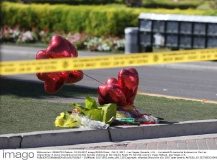Oct 3, 2017 - Las Vegas, Nevada, U.S. - A makeshift memorial is shown on the Las Vegas Strip. A mass shooting occurred late Sunday evening at the nearby Route 91 Harvest country music festival. Las Vegas U.S.  - ZUMAotin 20171003_mda_c98_128 Copyright: xRondaxChurchillx
