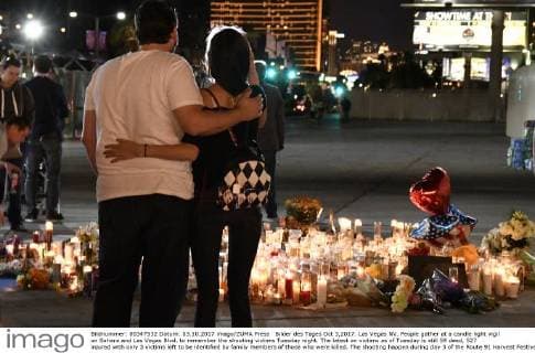 Bilder des Tages Oct 3,2017. Las Vegas NV. People gather at a candle light vigil on Sahara and Las Vegas Blvd. to remember the shooting victims Tuesday night. The latest on victims as of Tuesday is still 59 dead, 527 injured with only 3 victims left to be identified by family members of those who were killed. The shooting happen during day 3 of the Route 91 Harvest Festival.. Photo by ZumaPress. Las Vegas U.S. - ZUMAbl1_ 20171003_zaf_bl1_046 Copyright: xGenexBlevinsx