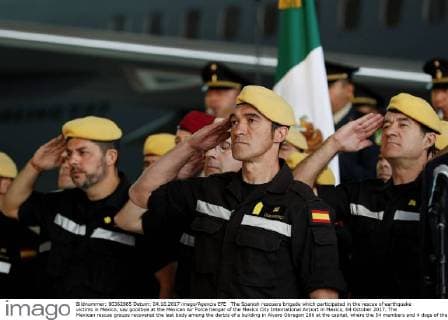 The Spanish rescuers brigade which participated in the rescue of earthquake victims in Mexico, say goodbye at the Mexican Air Force hangar of the Mexico City International Airport in Mexico, 04 October 2017. The Mexican rescue groups recovered the last body among the derbis of a building in Alvaro Obregon 286 at the capital, where the 54 members and 4 dogs of the Spanish Army s Emergencies Military Unit worked since the 24 September to past Monday. Spanish brigades leave Mexico after earthquake rescue works !ACHTUNG: NUR REDAKTIONELLE NUTZUNG!  Copyright: xJoséxMéndezx MEX001 20171004-636427572079968813