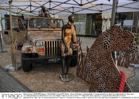 Jeep mit Puppen, eingekleidet im Leopardenlook vor dem Kino Sponsored by Marc Cain zur Weltpremiere von MALEIKA im Kino Zoo Palast in Berlin am 04.10.2017