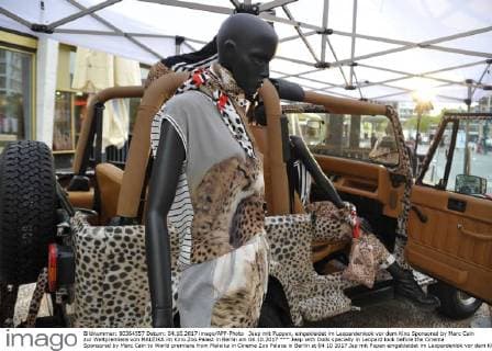 Jeep mit Puppen, eingekleidet im Leopardenlook vor dem Kino Sponsored by Marc Cain zur Weltpremiere von MALEIKA im Kino Zoo Palast in Berlin am 04.10.2017