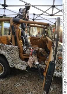 Jeep mit Puppen, eingekleidet im Leopardenlook vor dem Kino Sponsored by Marc Cain zur Weltpremiere von MALEIKA im Kino Zoo Palast in Berlin am 04.10.2017