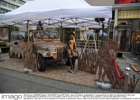 Jeep mit Puppen, eingekleidet im Leopardenlook vor dem Kino Sponsored by Marc Cain zur Weltpremiere von MALEIKA im Kino Zoo Palast in Berlin am 04.10.2017