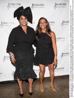 October 4, 2017 - Philadelphia, Pennsylvania, U.S - Grammy award winning singer, writer, producer, JILL SCOTT, and KATHY SLEDGE, at the Philadelphia Music Alliance walk of fame gala held at the Fillmore in Philadelphia PA Philadelphia U.S. - ZUMArf1_ 20171004_zaf_rf1_045 Copyright: xRickyxFitchettx