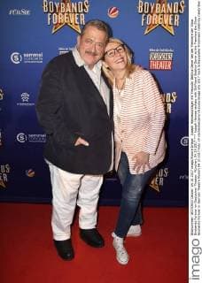 Joseph Hannesschläger mit Freundin Bettina Geyer bei der Premiere der Show Boybands Forever im Deutschen Theater. München, 04.10.2017