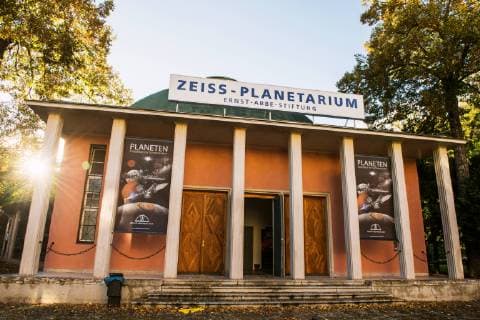 Blick auf das Zeiss Planetarium in Jena Thüringen am Nachmittag des 6.10.2017 bei herbstlichen Wetter. Das Zeiss Planetarium der Ernst Abbe Stiftung wurde am 18. Juli 1926 eröffnet und ist das älteste in Betrieb befindliche Planetarium der Welt. *** Glance on the Zeiss Planetarium in Jena Thuringia at Afternoon the 6 10 2017 at autumn Weather the Zeiss Planetarium the Ernst Abbe Foundation was at 18 July 1926 opens and is the oldest in Operation located Planetarium the World