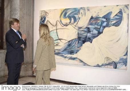 05-10-2017 Amsterdam King Willem-Alexander with Janine van Oene during the Vrije Schilderkunst award ( Free painting 2017) at the royal palace in Amsterdam. Four young artists received an encouragement award of 6500 euro.  Copyright: xPPE WERFx