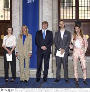 Bilder des Tages 06-10-2017 Amsterdam King Willem-Alexander with Suzie van Staveren, Janine van Oene, Niek Hendrix and Vera Gulikers during the Vrije Schilderkunst award ( Free painting 2017) at the royal palace in Amsterdam. Four young artists received an encouragement award of 6500 euro.  Copyright: xPPE WERFx