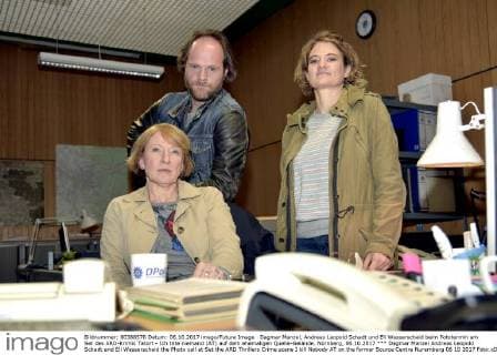 Dagmar Manzel, Andreas Leopold Schadt und Eli Wasserscheid beim Fototermin am Set des ARD-Krimis Tatort - Ich töte niemand (AT) auf dem ehemaligen Quelle-Gelände. Nürnberg, 06.10.2017 *** Dagmar Manzel Andreas Leopold Schadt and Eli Wasserscheid the Photo call at Set the ARD Thrillers Crime scene I kill Nobody AT on the former Source Centre Nuremberg 06 10 2017 Foto:xDwixAnoraganingrumx xFuturexImage