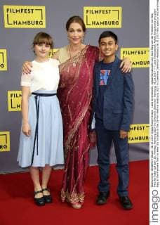 Lena Urzendowski, Aglaia Szyszkowitz und Zayn Baig bei der Premiere von Kein Herz für Inder auf dem 25. Filmfest Hamburg 2017 im Cinemaxx Dammtor. Hamburg, 06.10.2017