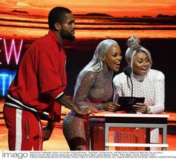 Dave East, Keyshia Ka Oir, and Blac Chyna present the Best New Hip Hop Artis t award at he 2017 BET Hip Hop award show at the Fillmore Miami Beach, Jackie Gleason Theater, Miami Beach, Florida, October 6, 2017.  MIA20171006147 GARYxIxROTHSTEIN