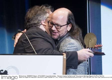 Mexican director Guillermo del Toro gives to Santiago Segura the Time Machine award at Sitges Film Festival in Barcelona, Spain October 07, 2017.  (20171007085)