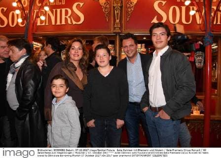 Julia Dahmen mit Ehemann und Kindern Gala-Premiere Circus Roncalli 40 Jahre Reise zum Regenborgen München 07. Oktober 2017
