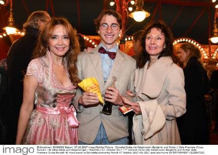 Cornelia Corba mit Adoptivsohn Benjamin und Mutter Gala-Premiere Circus Roncalli 40 Jahre Reise zum Regenborgen München 07. Oktober 2017