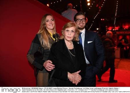 Gundel Fuchsberger mit Enkel Julien und dessen Freundin Natalie Weber Gala-Premiere Circus Roncalli 40 Jahre Reise zum Regenborgen München 07. Oktober 2017