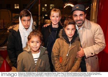 Adnan Maral mit Ehefrau Franziska und Ihre Kinder, 40 Jahre Circus Roncalli Jubilaeumstournee Reise zum Regenbogen in Muenchen am 07.10.2017