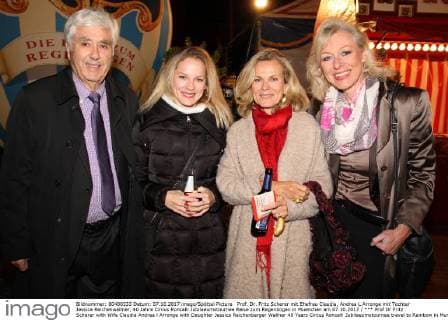 Prof. Dr. Fritz Scherer mit Ehefrau Claudia, Andrea L Arronge mit Tochter Jessica Reichenwallner, 40 Jahre Circus Roncalli Jubilaeumstournee Reise zum Regenbogen in Muenchen am 07.10.2017