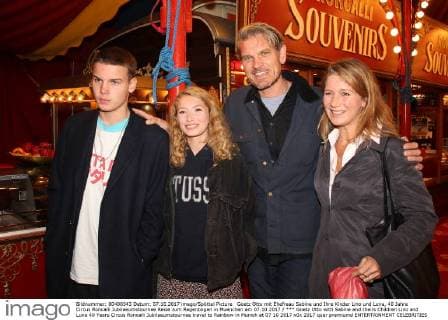 Goetz Otto mit Ehefreau Sabine und Ihre Kinder Lino und Luna, 40 Jahre Circus Roncalli Jubilaeumstournee Reise zum Regenbogen in Muenchen am 07.10.2017