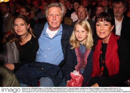 Sigmar Solbach und Ehefrau Claudia Smiatek mit Tochter und Enkelkind, 40 Jahre Circus Roncalli Jubilaeumstournee Reise zum Regenbogen in Muenchen am 07.10.2017