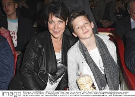 Janina Hartwig mit Sohn David Hell bei der Premiere des Jubiläumprogramms vom Circus Roncalli 40 Jahre Reise zum Regenbogen am Leonrodplatz. München, 07.10.2017