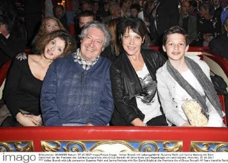 Volker Brandt mit Lebensgefährtin Susanne Meikl und Janina Hartwig mit Sohn David Hell bei der Premiere des Jubiläumprogramms vom Circus Roncalli 40 Jahre Reise zum Regenbogen am Leonrodplatz. München, 07.10.2017
