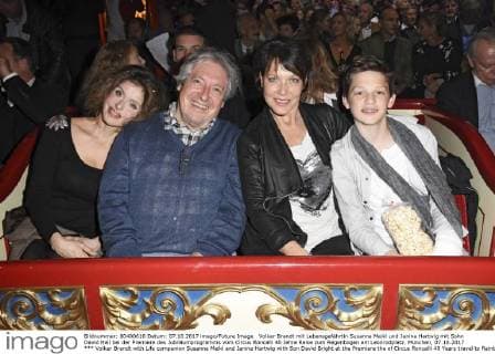 Volker Brandt mit Lebensgefährtin Susanne Meikl und Janina Hartwig mit Sohn David Hell bei der Premiere des Jubiläumprogramms vom Circus Roncalli 40 Jahre Reise zum Regenbogen am Leonrodplatz. München, 07.10.2017