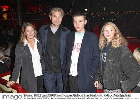 Götz Otto mit Ehefrau Sabine Otto, Sohn Lino Otto und Tochter Paula Otto bei der Premiere des Jubiläumprogramms vom Circus Roncalli 40 Jahre Reise zum Regenbogen am Leonrodplatz. München, 07.10.2017
