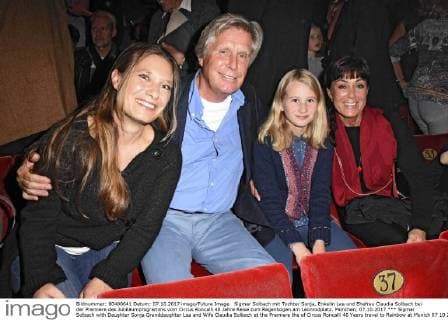 Sigmar Solbach mit Tochter Sonja, Enkelin Lea und Ehefrau Claudia Solbach bei der Premiere des Jubiläumprogramms vom Circus Roncalli 40 Jahre Reise zum Regenbogen am Leonrodplatz. München, 07.10.2017