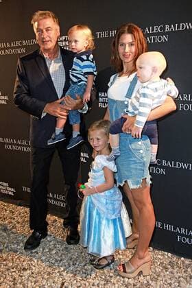 Alec Baldwin mit seiner Ehefrau Hilaria Baldwin und ihre Kinder Carmen Baldwin, Leonardo Baldwin und Rafael Baldwin beim Opening vom HIFF Hamptons International Film Festival am 7.10.2017 in East Hampton 25th HIFF Hamptons International Film Festival *** Alec Baldwin with his Wife Hilaria Baldwin and theirs Children Carmen Baldwin Leonardo Baldwin and Rafael Baldwin the Opening of HIFF Hamptons International Film Festival at 7 10 2017 in East Hampton 25th HIFF Hamptons International Film Festival 