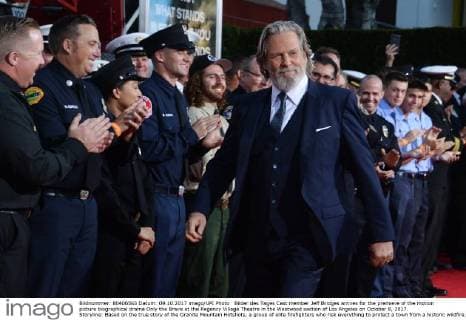 Bilder des Tages Cast member Jeff Bridges arrives for the premiere of the motion picture biographical drama Only the Brave at the Regency Village Theatre in the Westwood section of Los Angeles on October 8, 2017. Storyline: Based on the true story of the Granite Mountain Hotshots, a group of elite firefighters who risk everything to protect a town from a historic wildfire.  LAP2017100837 JIMxRUYMEN