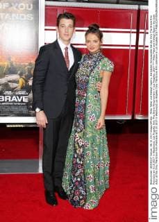 Miles Teller und Keleigh Sperry, die beiden Schauspieler bei der Only The Brave Film Premiere am 8.10.2017 in Westwood, Los Angeles Only The Brave Filmpremiere in Los Angeles, 2017