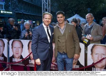 Daniel HOPE, RSA GBR, Violinist, Musiker, Geiger, links, Nahuel LOPEZ, Regisseur, trifft auf dem Roten Teppich ein, Filmpremiere Daniel Hope - Der Klang des Lebens , 08.10.2017, in der Lichtburg in Essen,