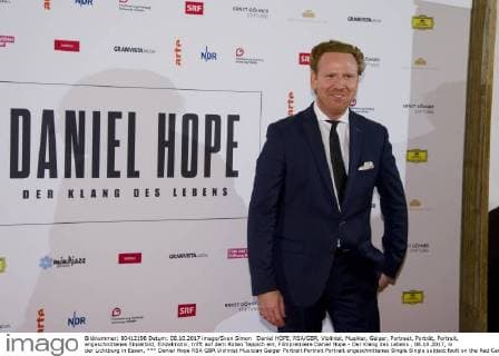 Daniel HOPE, RSA GBR, Violinist, Musiker, Geiger, Portraet, Porträt, Portrait, angeschnittenes Einzelbild, Einzelmotiv, trifft auf dem Roten Teppich ein, Filmpremiere Daniel Hope - Der Klang des Lebens , 08.10.2017, in der Lichtburg in Essen,